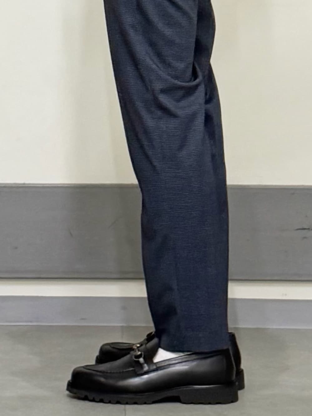 ブラック系のローファーを着用したメンズの冬コーディネートの2枚目の写真