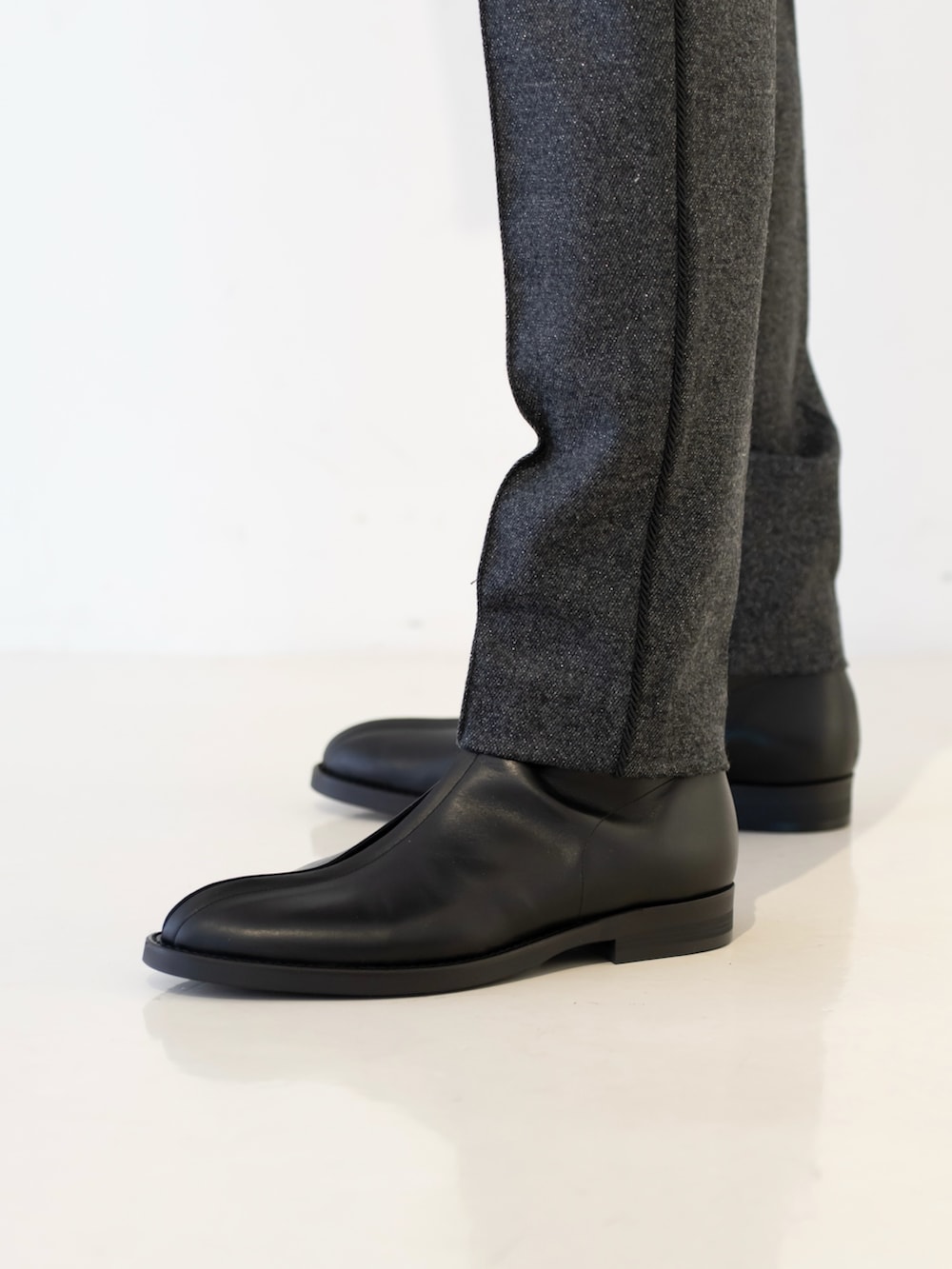 ブラック系のブーツを着用したメンズの冬コーディネートの3枚目の写真