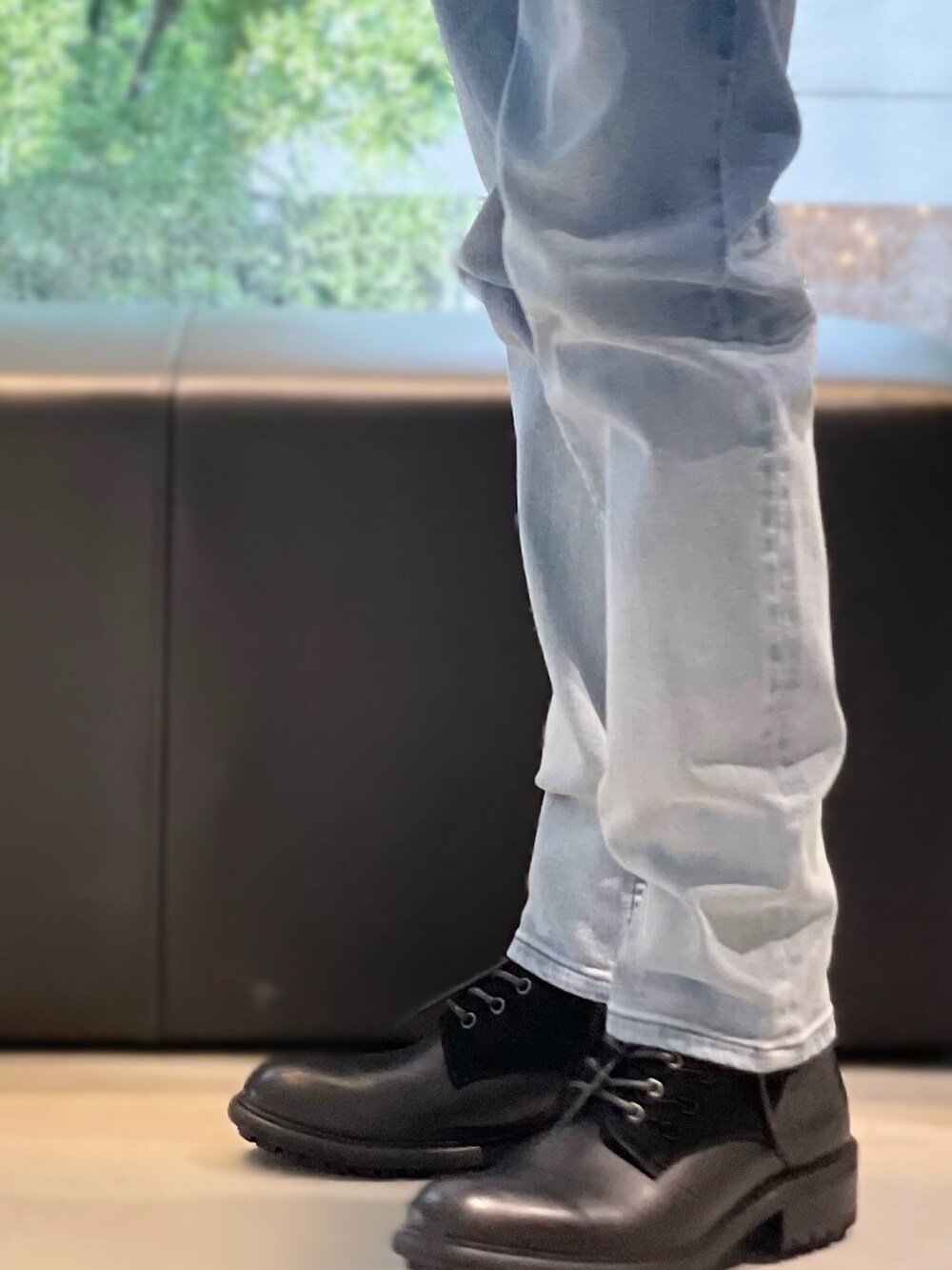 ブラック系のブーツを着用したメンズの冬コーディネートの2枚目の写真