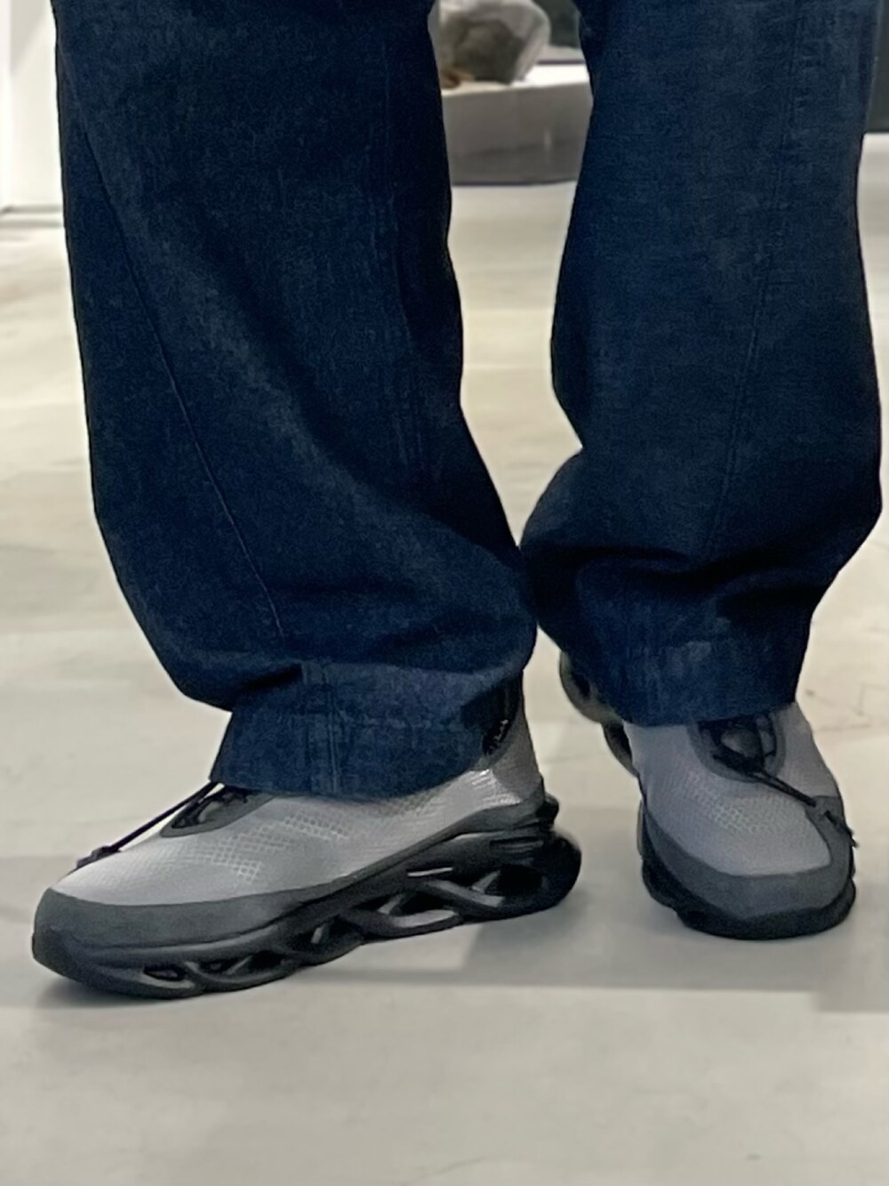 グレー系のスニーカーを着用したメンズの冬コーディネートの2枚目の写真