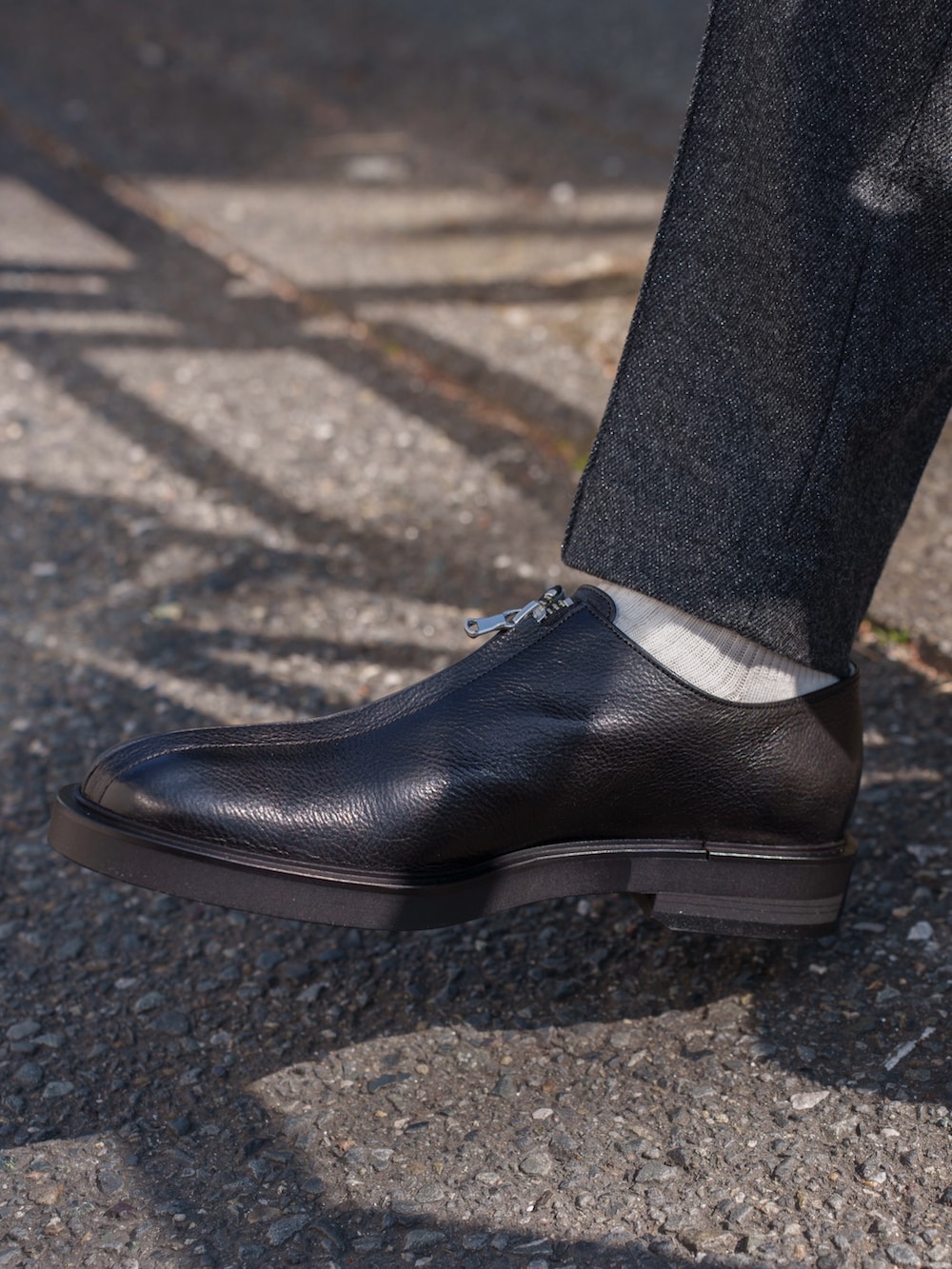 ブラック系のその他シューズを着用したメンズの冬コーディネートの2枚目の写真