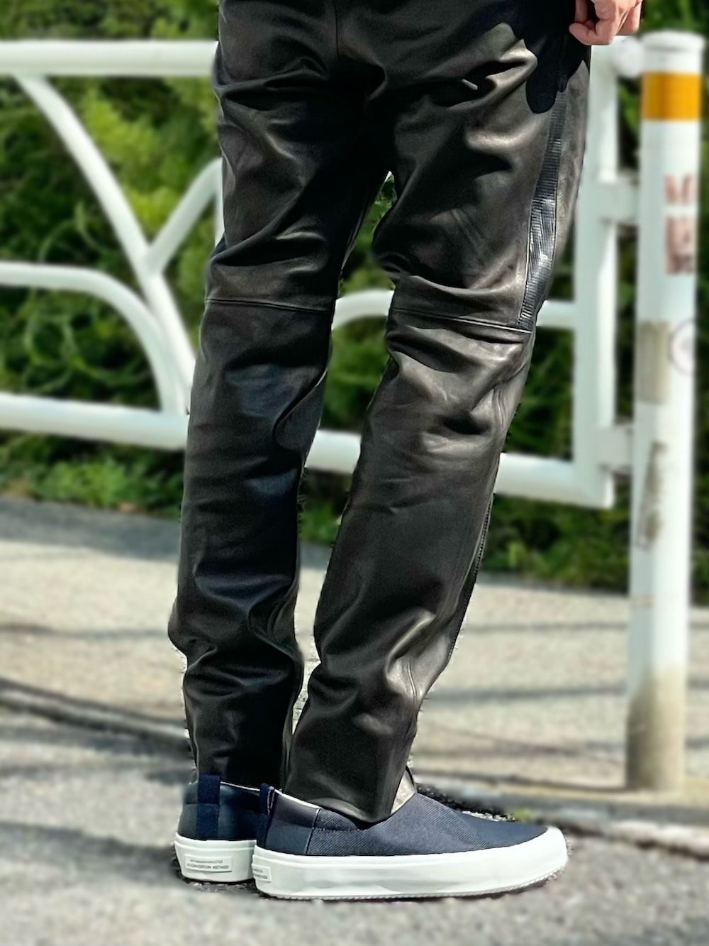 ブルー系のスニーカーを着用したメンズの冬コーディネートの2枚目の写真