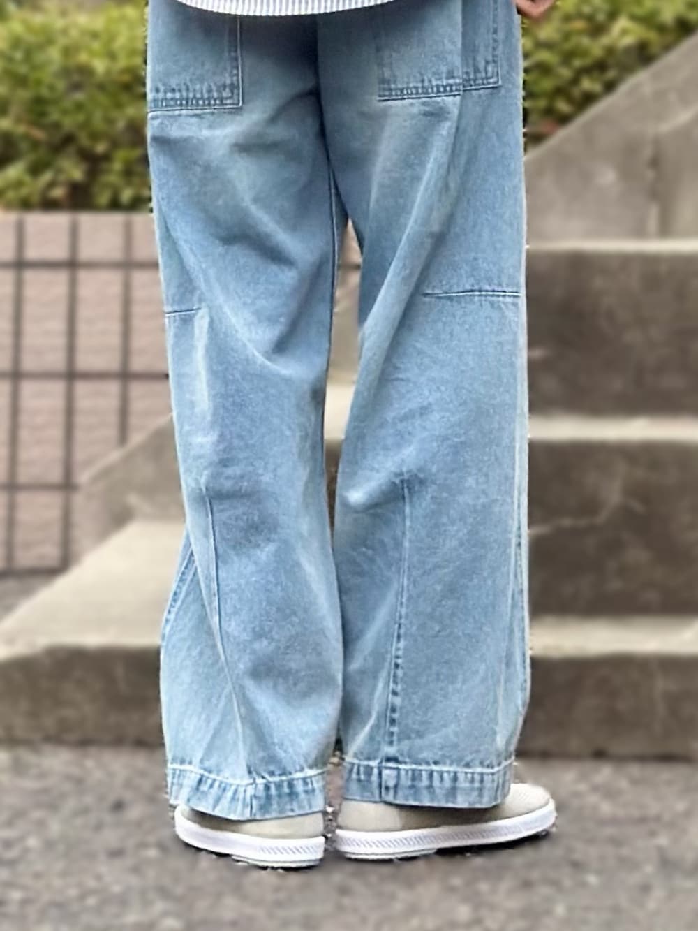 グレー系のスリッポンを着用したメンズの冬コーディネートの3枚目の写真