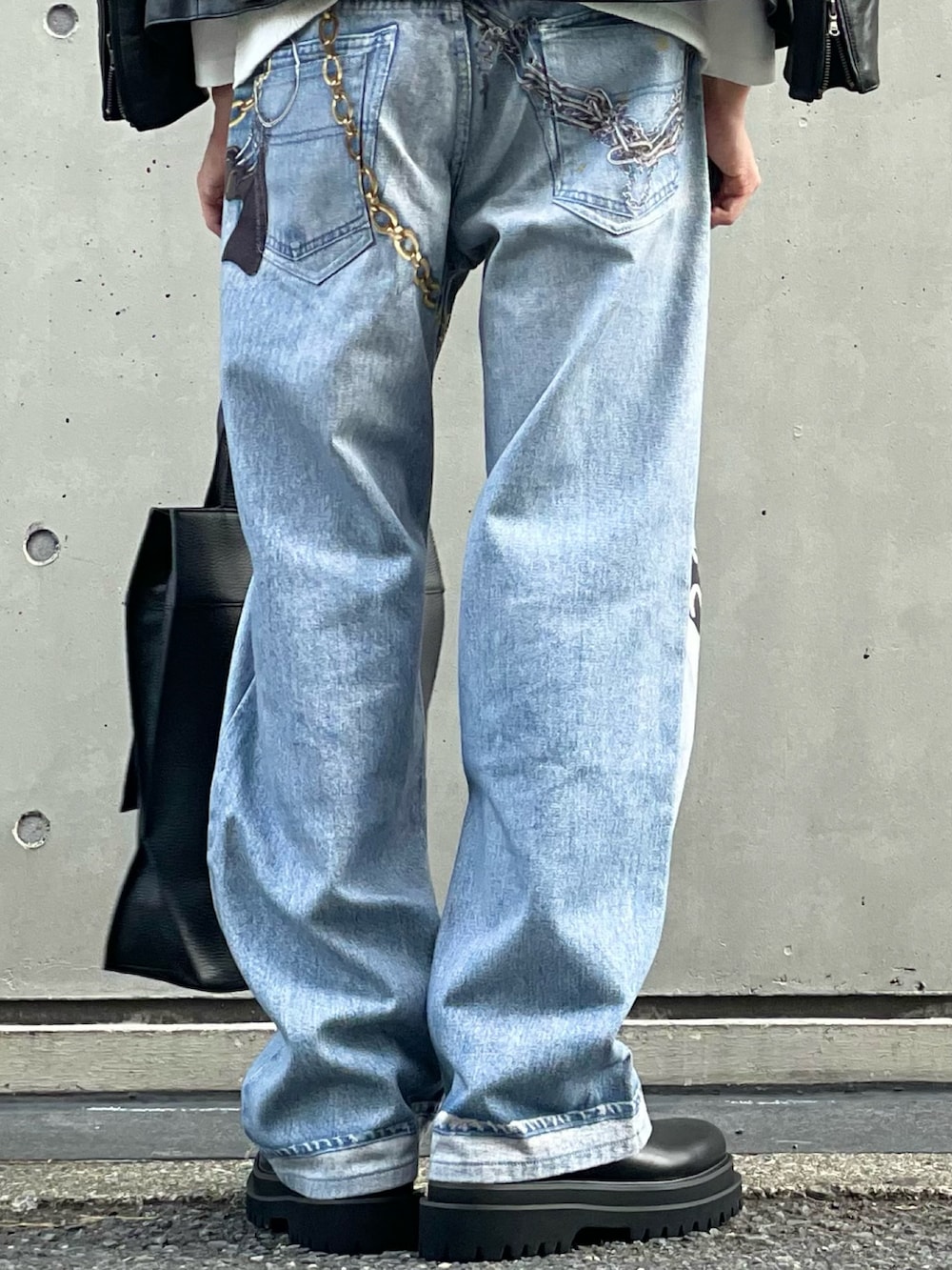 ブラック系のブーツ、ブラック系のトートバッグを着用したメンズの冬コーディネートの2枚目の写真