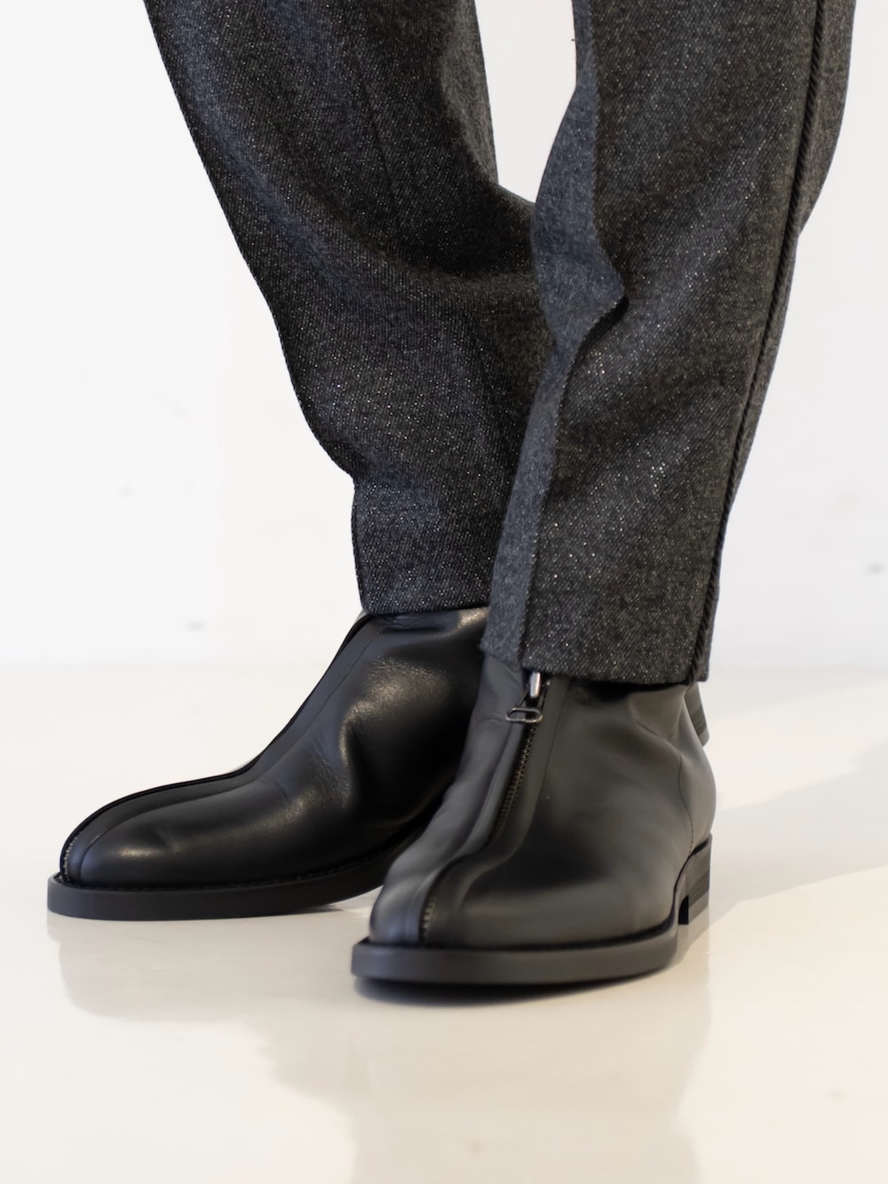 ブラック系のブーツを着用したメンズの冬コーディネートの2枚目の写真