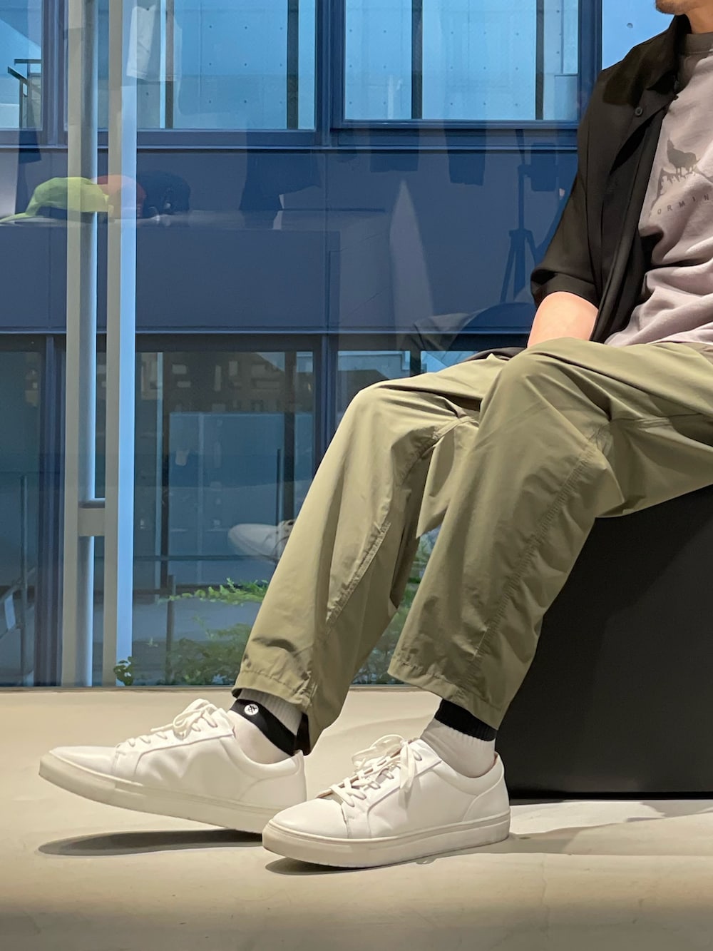 ホワイト系のスニーカー、ブラック系のバックパック/リュックを着用したメンズの冬コーディネートの2枚目の写真