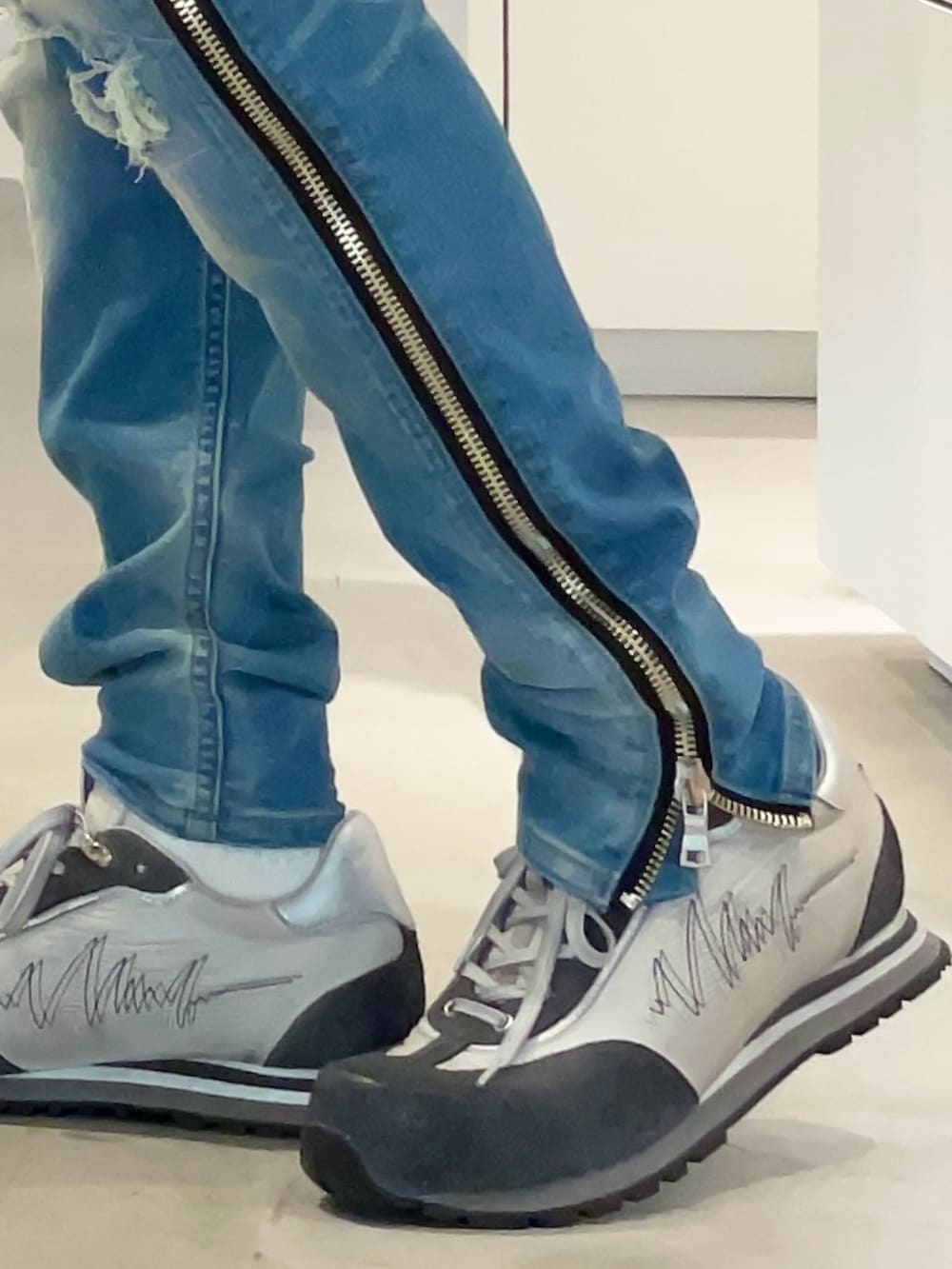 グレー系のスニーカーを着用したメンズの冬コーディネートの2枚目の写真