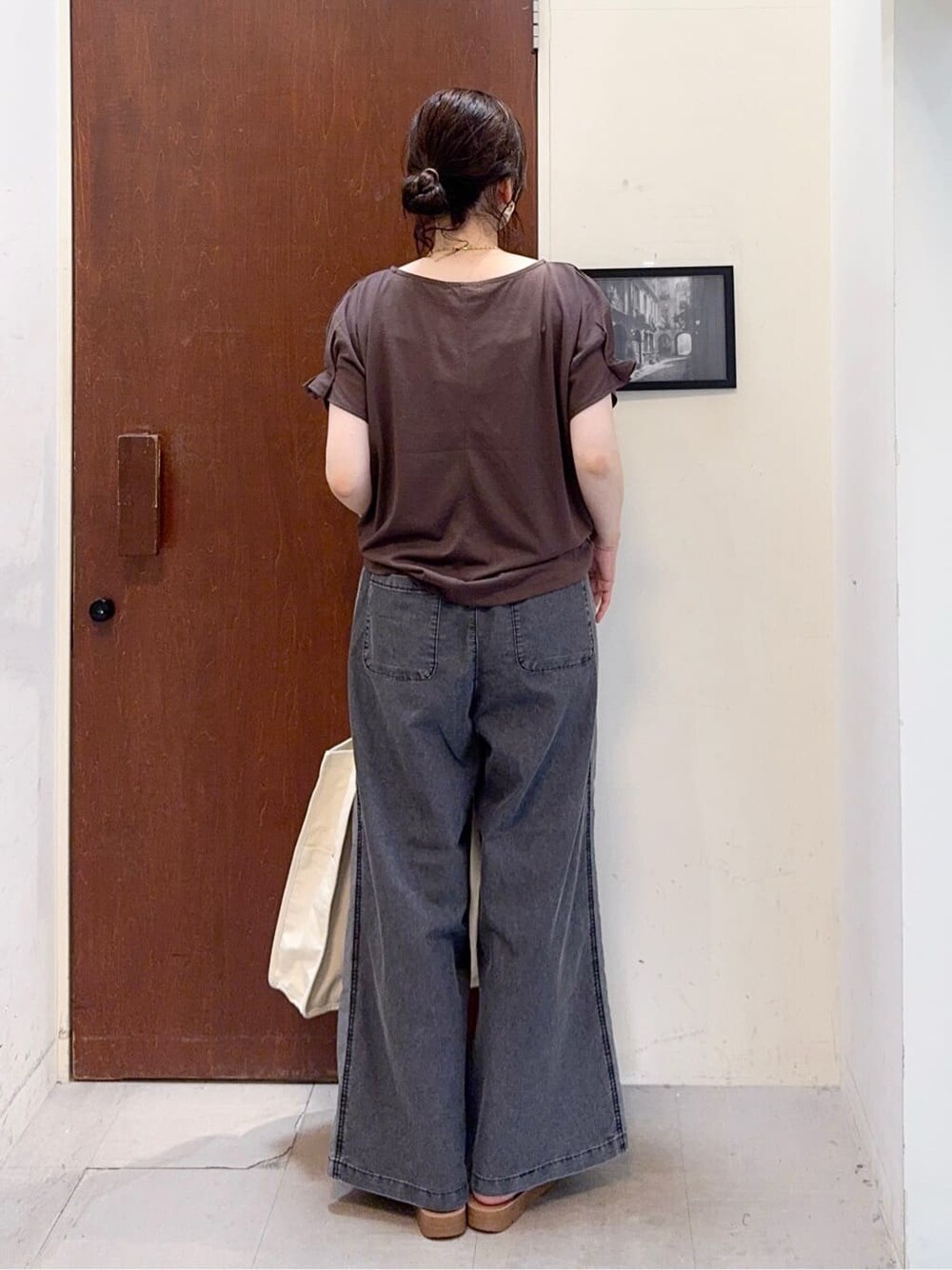 ベージュ系のベスト、ブラウン系のTシャツ/カットソー、ブラック系のデニムパンツを着用したレディースの夏コーディネートの8枚目の写真