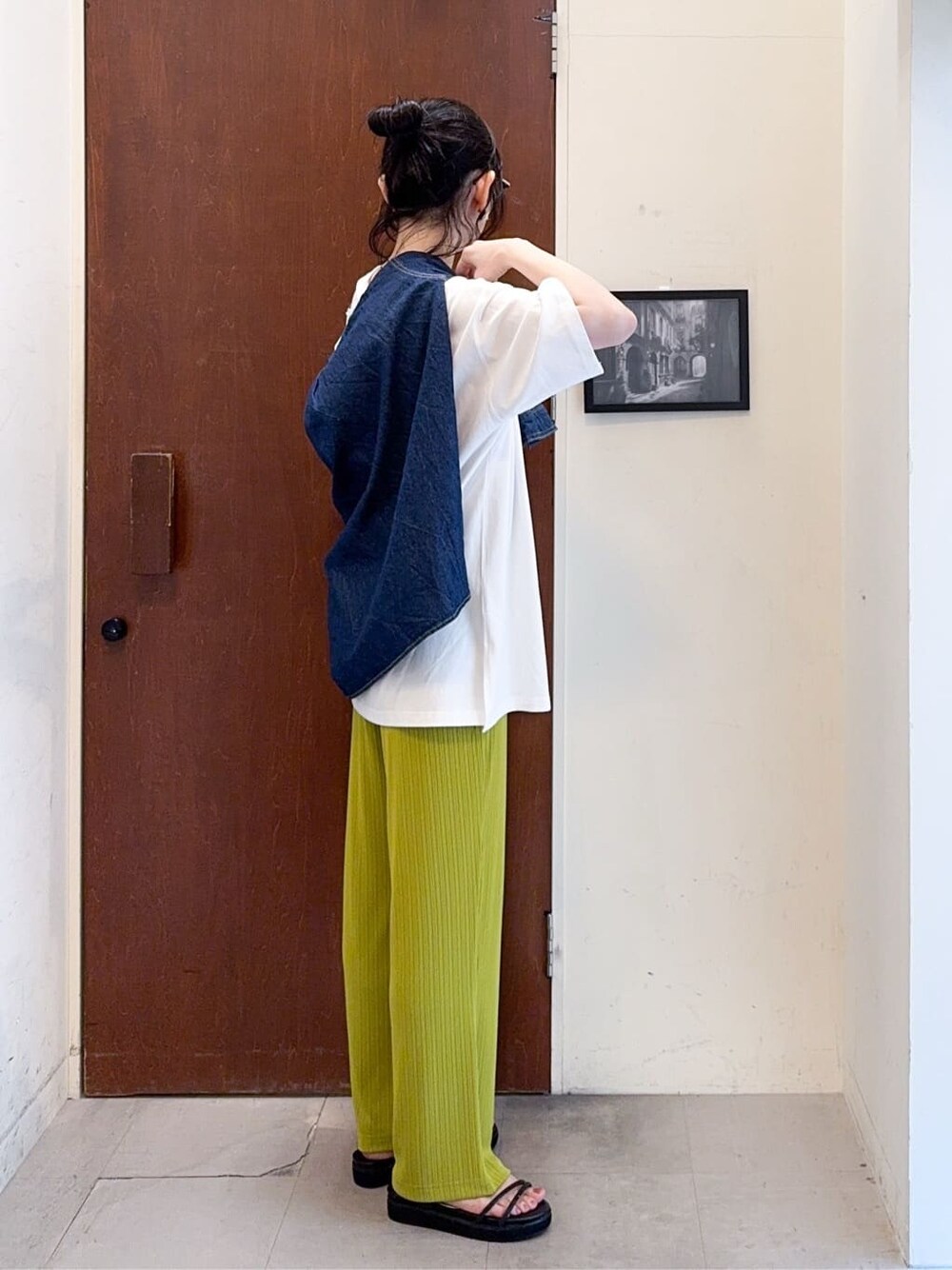 ブルー系のシャツ/ブラウス、ホワイト系のTシャツ/カットソー、イエロー系のその他パンツを着用したレディースの春コーディネートの3枚目の写真