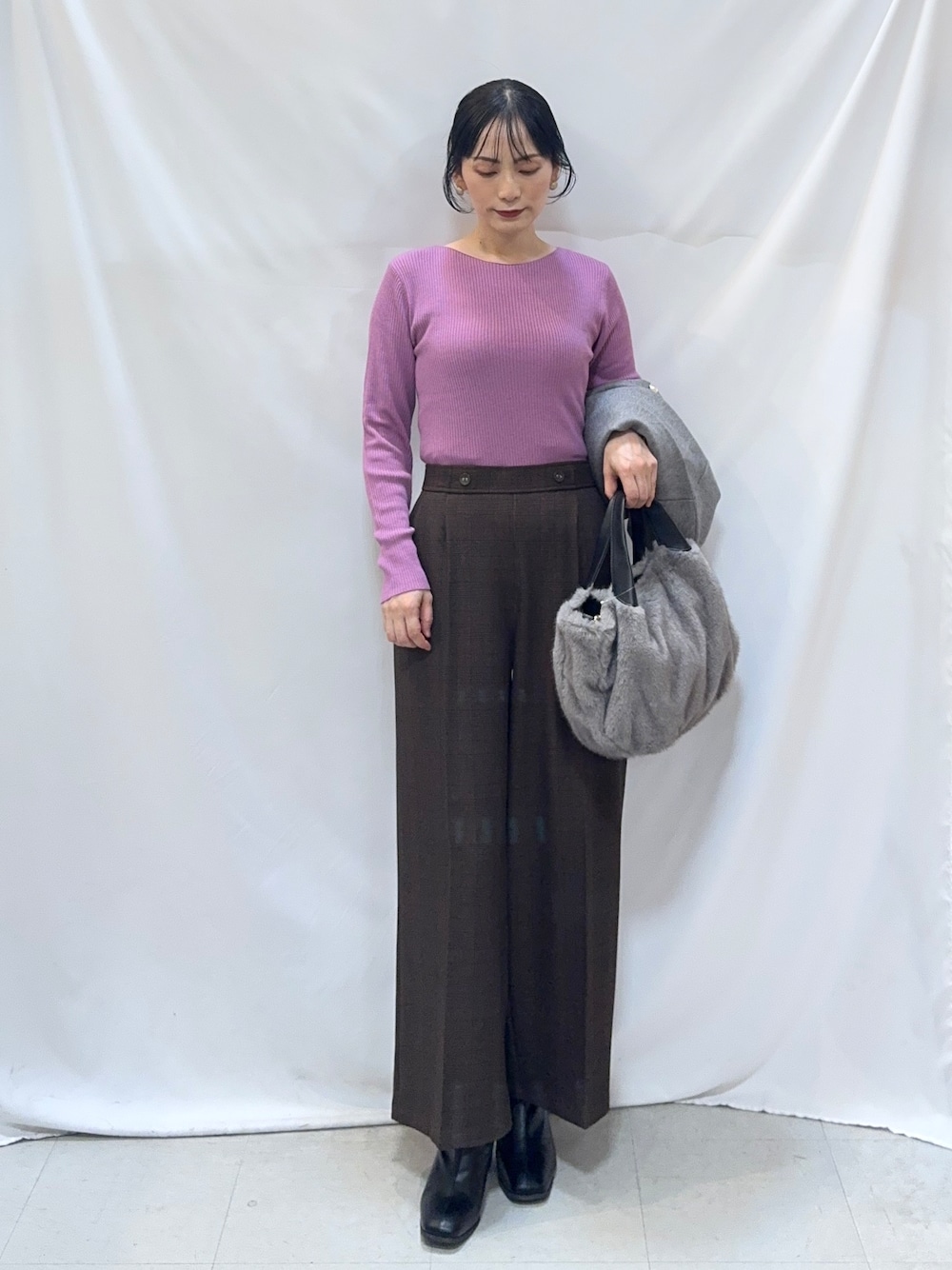 グレー系のカーディガン/ボレロ、ピンク系のニット/セーター、ブラウン系のその他パンツを着用したレディースの秋コーディネートの5枚目の写真
