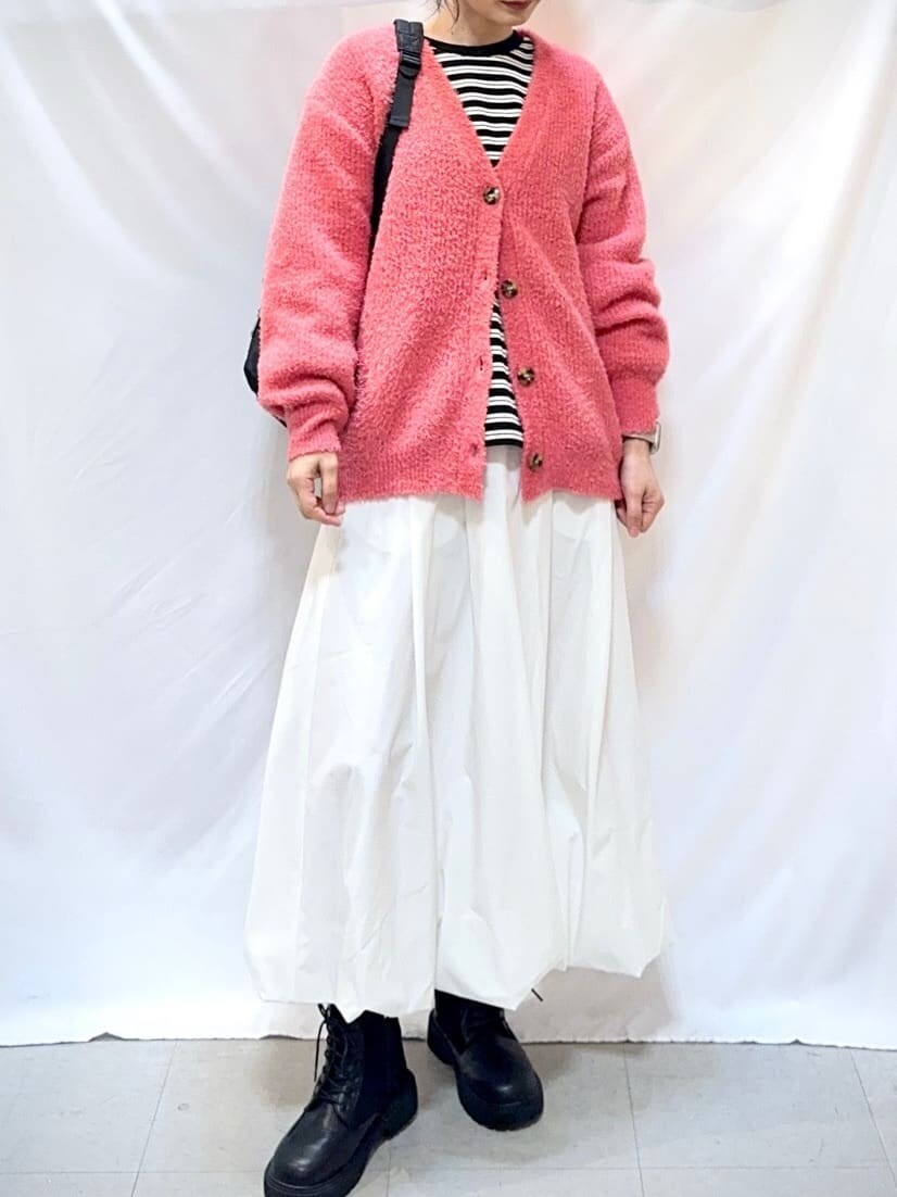 ピンク系のカーディガン/ボレロ、ブラック系のTシャツ/カットソー、ホワイト系のスカートを着用したレディースの秋コーディネートの6枚目の写真