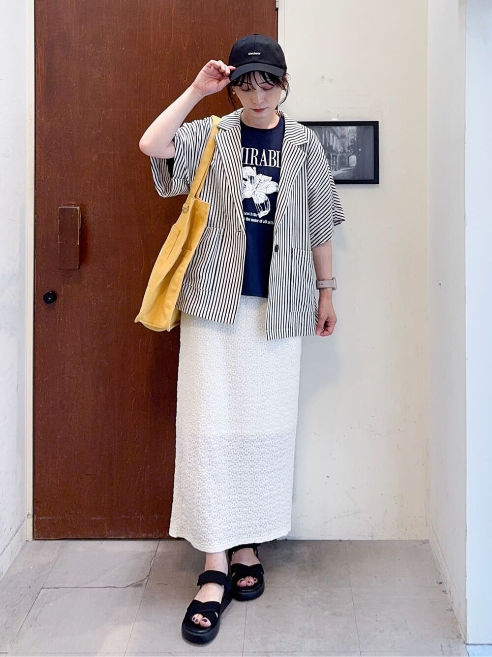 ブルー系のテーラードジャケット、ブルー系のTシャツ/カットソー、ホワイト系のスカートを着用したレディースの夏コーディネートの2枚目の写真