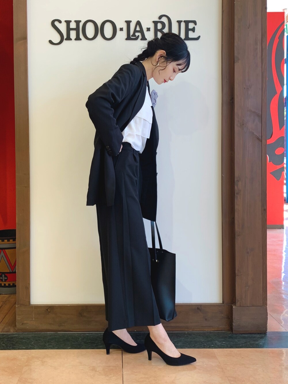 ブラック系のテーラードジャケット、ブラック系のその他パンツ、ホワイト系のシャツ/ブラウスを着用したレディースの冬コーディネートの2枚目の写真