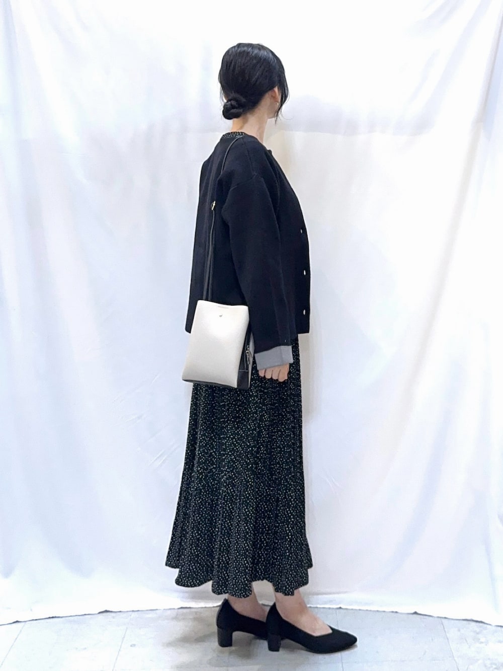 ブラック系のカーディガン/ボレロ、ブラック系のシャツ/ブラウス、ブラック系のスカートを着用したレディースの秋コーディネートの3枚目の写真