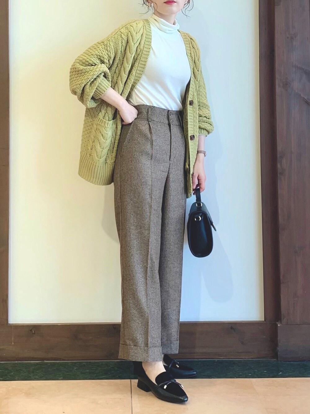 ホワイト系のTシャツ/カットソー、イエロー系のカーディガン/ボレロ、ブラウン系のその他パンツを着用したレディースの秋コーディネートの3枚目の写真