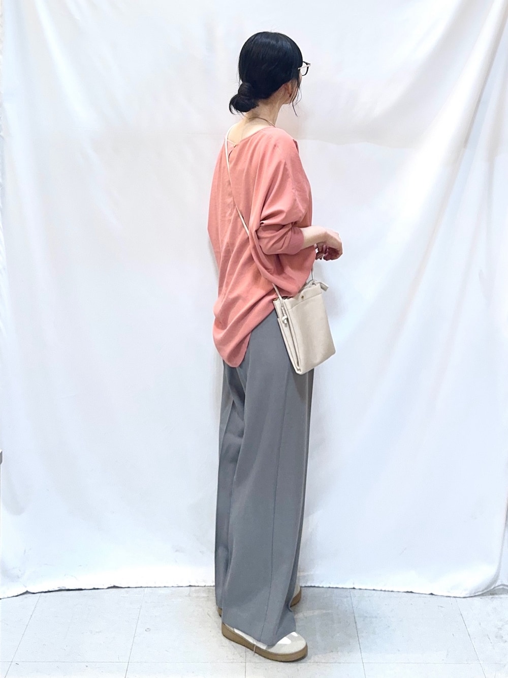 ピンク系のシャツ/ブラウス、グレー系のその他パンツ、ホワイト系のスニーカーを着用したレディースの春コーディネートの3枚目の写真