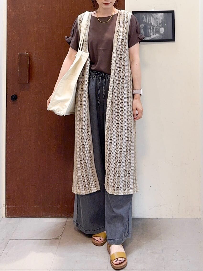 ベージュ系のベスト、ブラウン系のTシャツ/カットソー、ブラック系のデニムパンツを着用したレディースの夏コーディネートの9枚目の写真