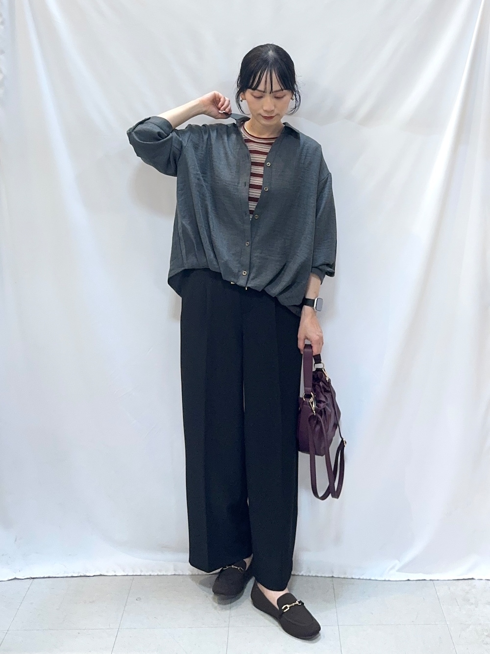 グレー系のシャツ/ブラウス、ブラック系のその他パンツ、ブラウン系のその他シューズを着用したレディースの秋コーディネートの5枚目の写真
