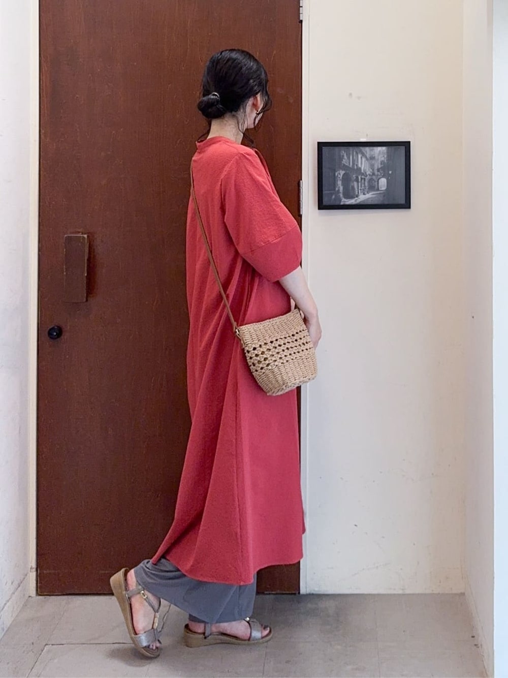 レッド系のワンピース、グレー系のその他パンツ、ベージュ系のサンダルを着用したレディースの夏コーディネートの3枚目の写真