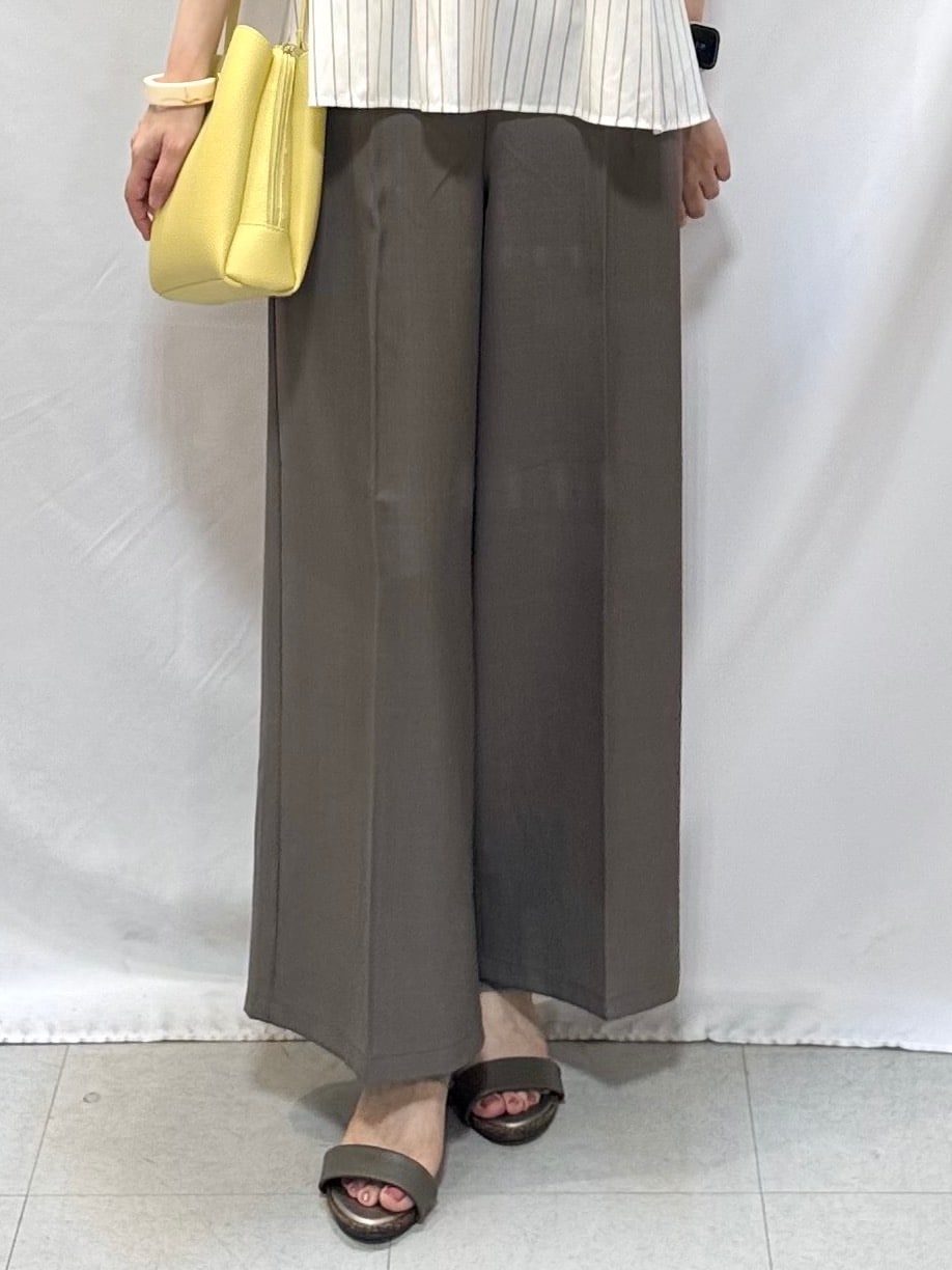 ベージュ系のシャツ/ブラウス、ブラウン系のその他パンツ、ブラウン系のサンダルを着用したレディースの夏コーディネートの8枚目の写真