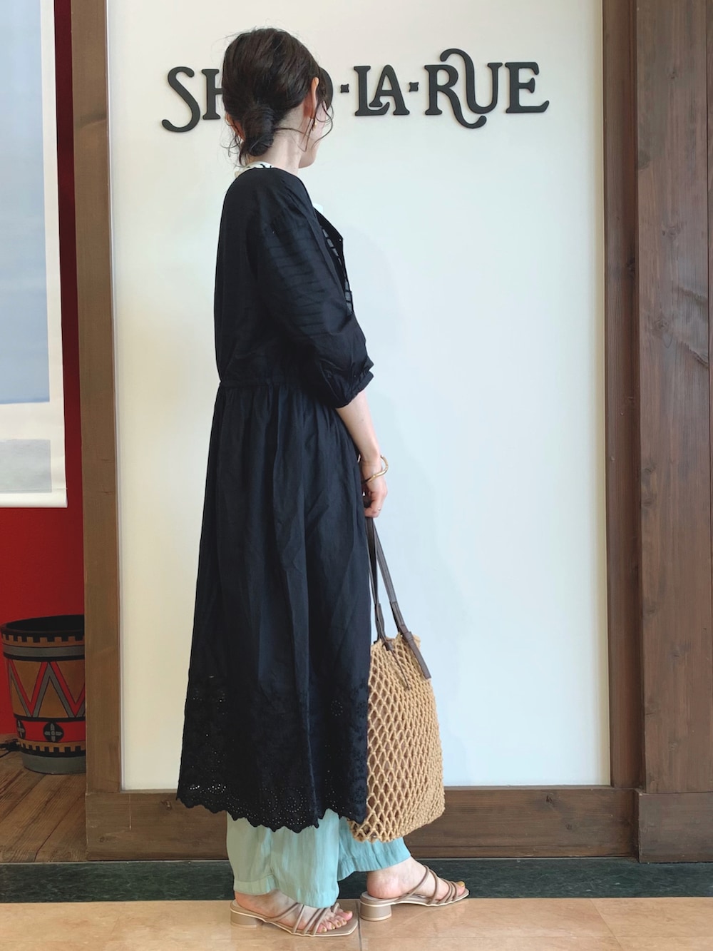 ブラック系のTシャツ/カットソー、ブラック系のワンピース、グリーン系のその他パンツを着用したレディースの春コーディネートの2枚目の写真