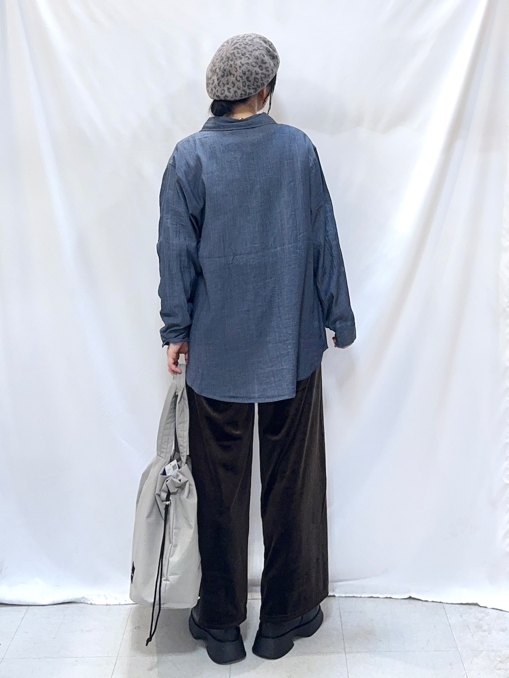 ブルー系のシャツ/ブラウス、ホワイト系のTシャツ/カットソー、ブラウン系のその他パンツを着用したレディースの秋コーディネートの3枚目の写真