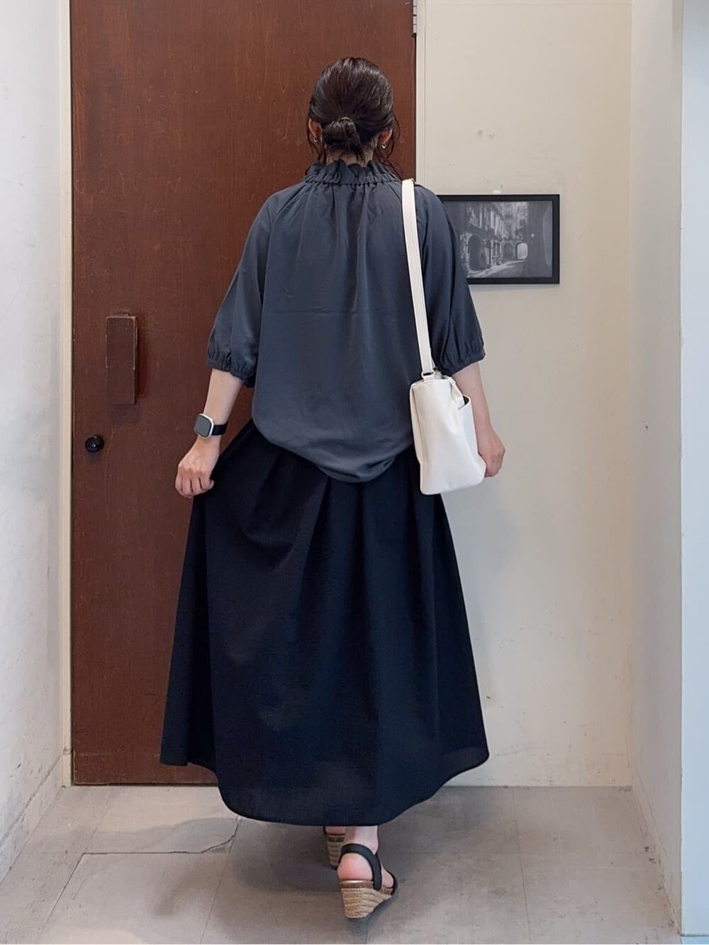 グレー系のシャツ/ブラウス、ブラック系のスカート、ブラック系のサンダルを着用したレディースの夏コーディネートの3枚目の写真