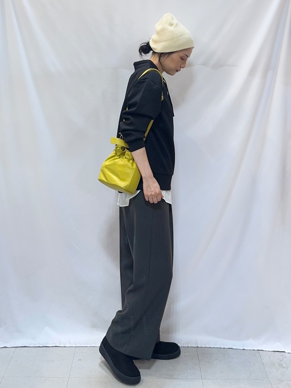 ブラック系のTシャツ/カットソー、ホワイト系のTシャツ/カットソー、グレー系のその他パンツを着用したレディースの秋コーディネートの2枚目の写真