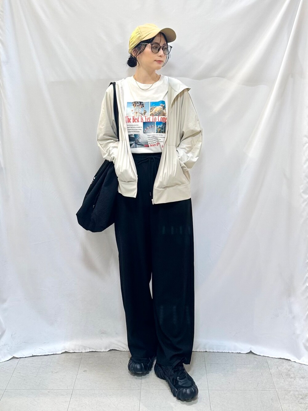 ベージュ系のカーディガン/ボレロ、ホワイト系のTシャツ/カットソー、ブラック系のその他パンツを着用したレディースの夏コーディネートの2枚目の写真