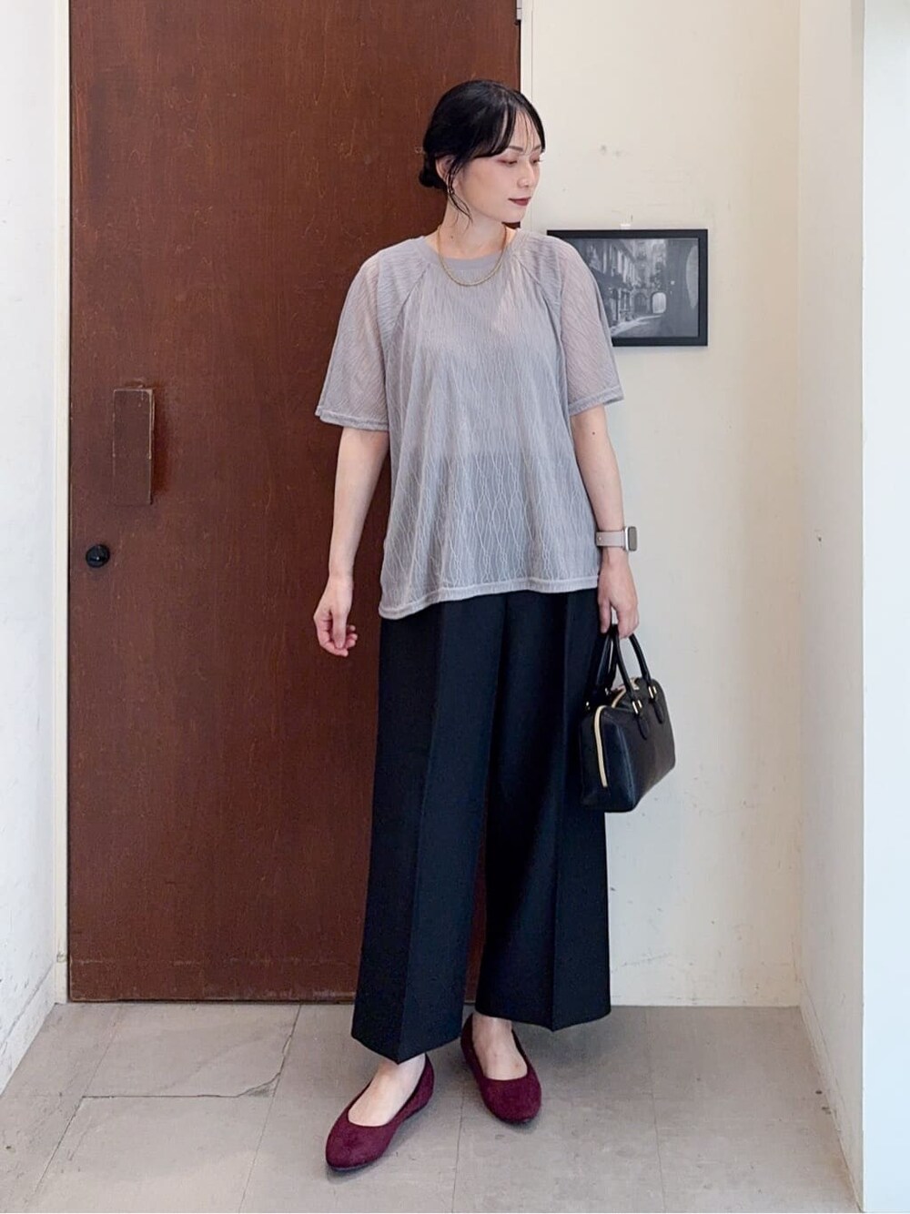 グレー系のTシャツ/カットソー、ブラック系のその他パンツ、レッド系のその他シューズを着用したレディースの秋コーディネートの5枚目の写真