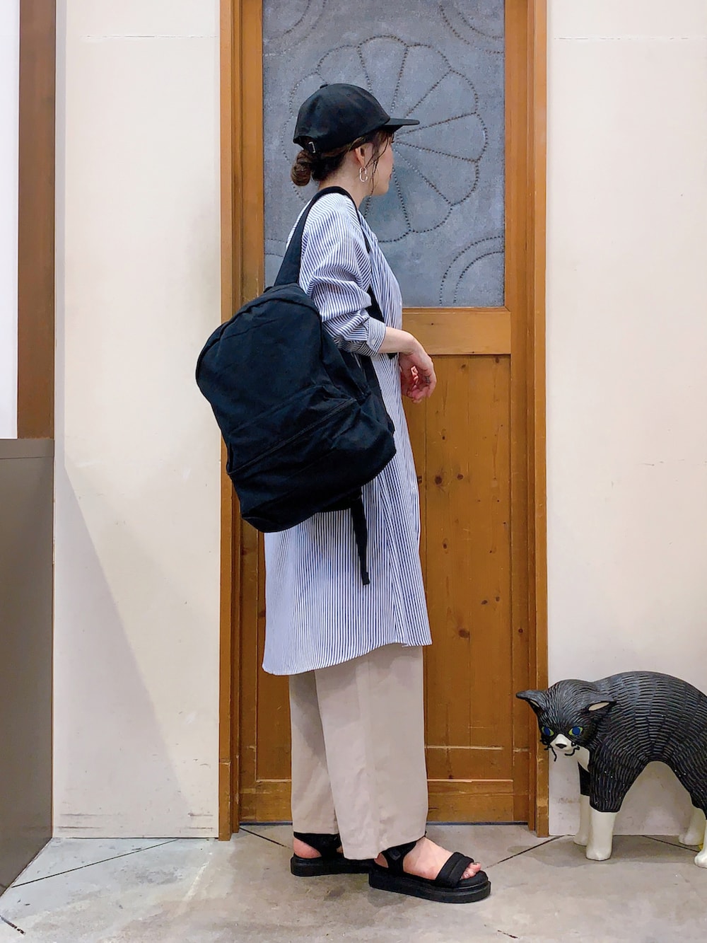 ホワイト系のTシャツ/カットソー、ブルー系のワンピース、ベージュ系のその他パンツを着用したレディースの夏コーディネートの2枚目の写真