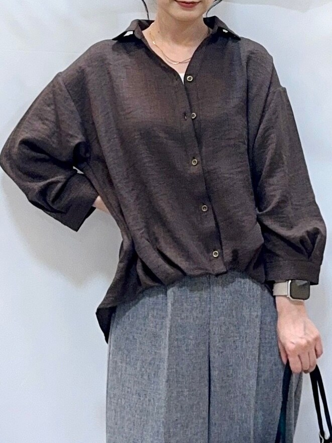 グレー系のその他パンツ、ブラック系のその他シューズ、ブラック系のトートバッグを着用したレディースの秋コーディネートの5枚目の写真