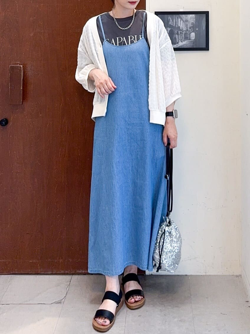 ホワイト系のカーディガン/ボレロ、ブルー系のワンピース、グレー系のTシャツ/カットソーを着用したレディースの夏コーディネートの6枚目の写真