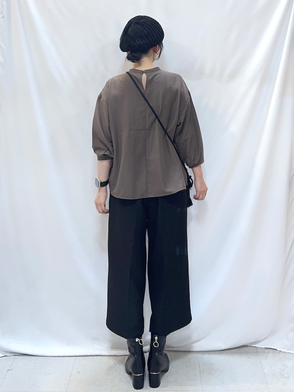 ブラウン系のシャツ/ブラウス、ブラック系のその他パンツ、ブラック系のブーツを着用したレディースの秋コーディネートの3枚目の写真