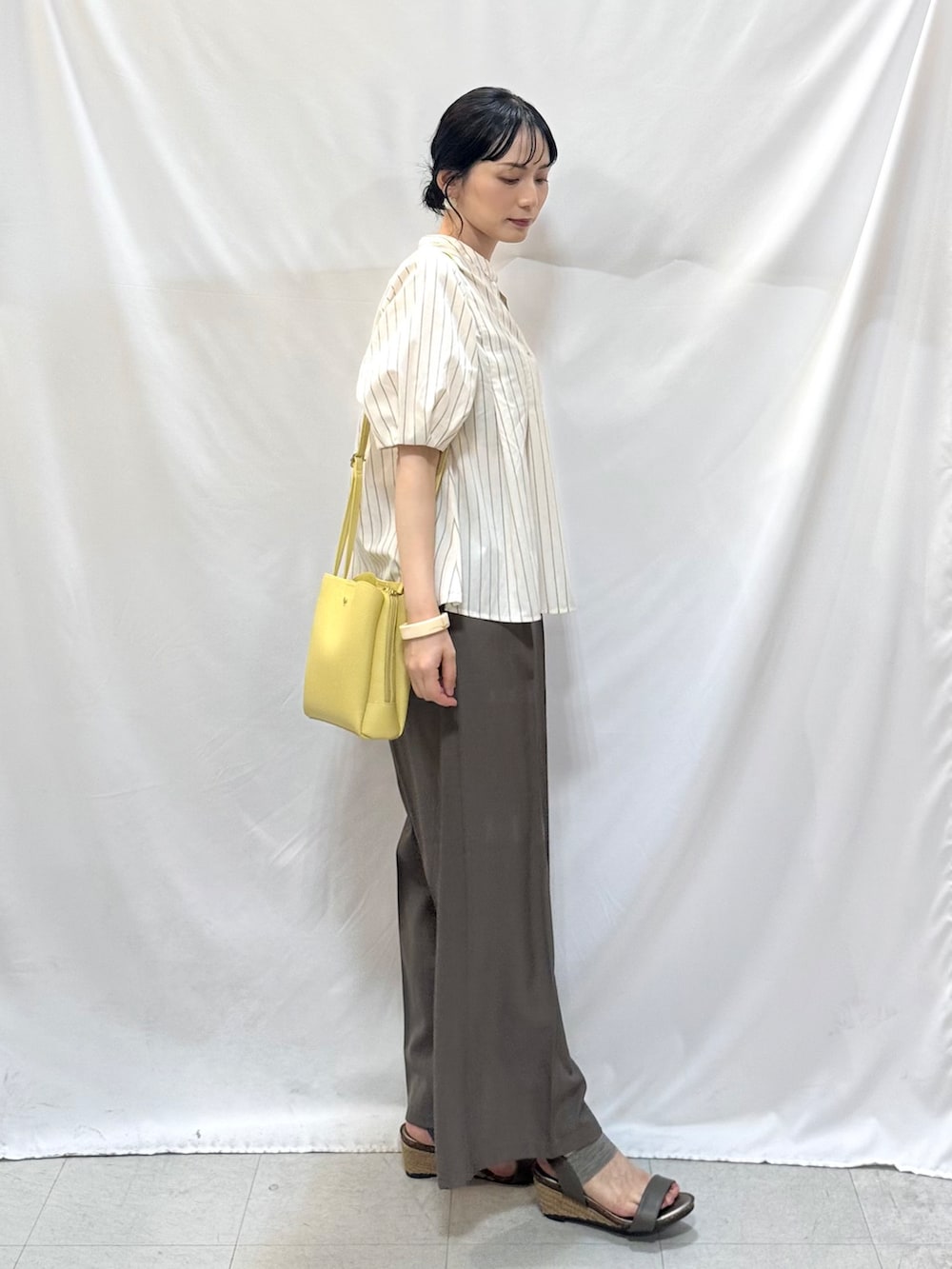 ベージュ系のシャツ/ブラウス、ブラウン系のその他パンツ、ブラウン系のサンダルを着用したレディースの夏コーディネートの4枚目の写真
