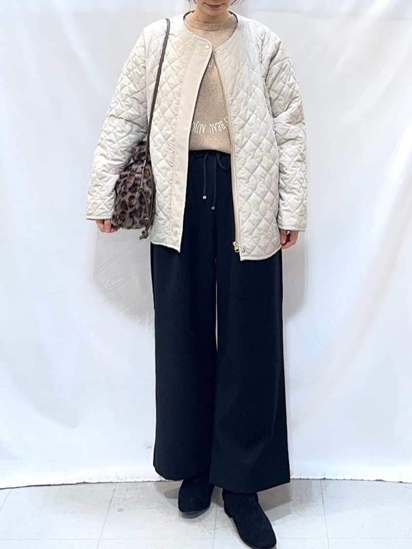 ベージュ系のノーカラージャケット、ベージュ系のニット/セーター、ブラック系のその他パンツを着用したレディースの冬コーディネートの10枚目の写真