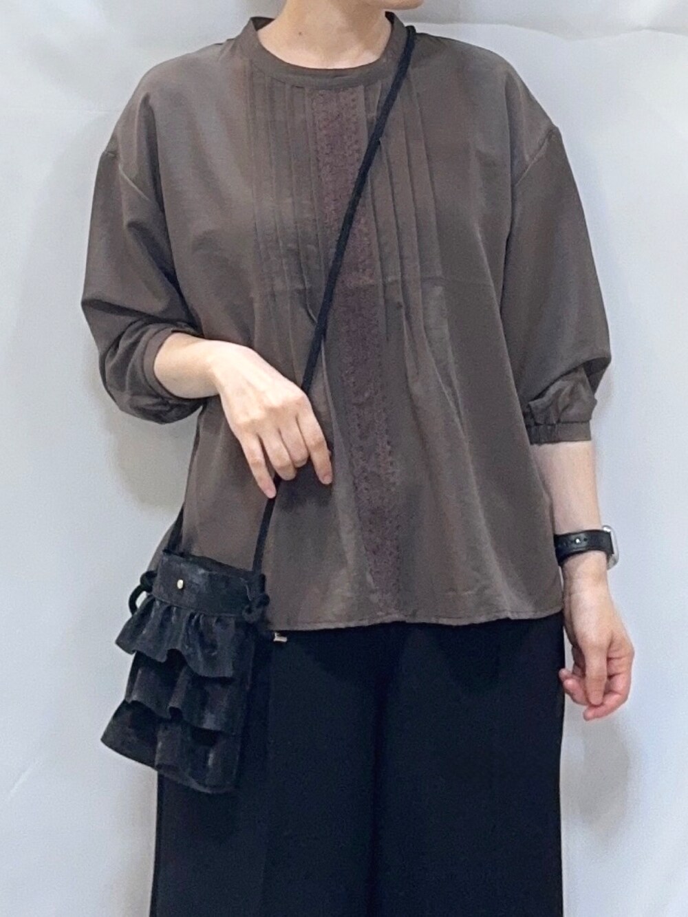 ブラウン系のシャツ/ブラウス、ブラック系のその他パンツ、ブラック系のブーツを着用したレディースの秋コーディネートの5枚目の写真