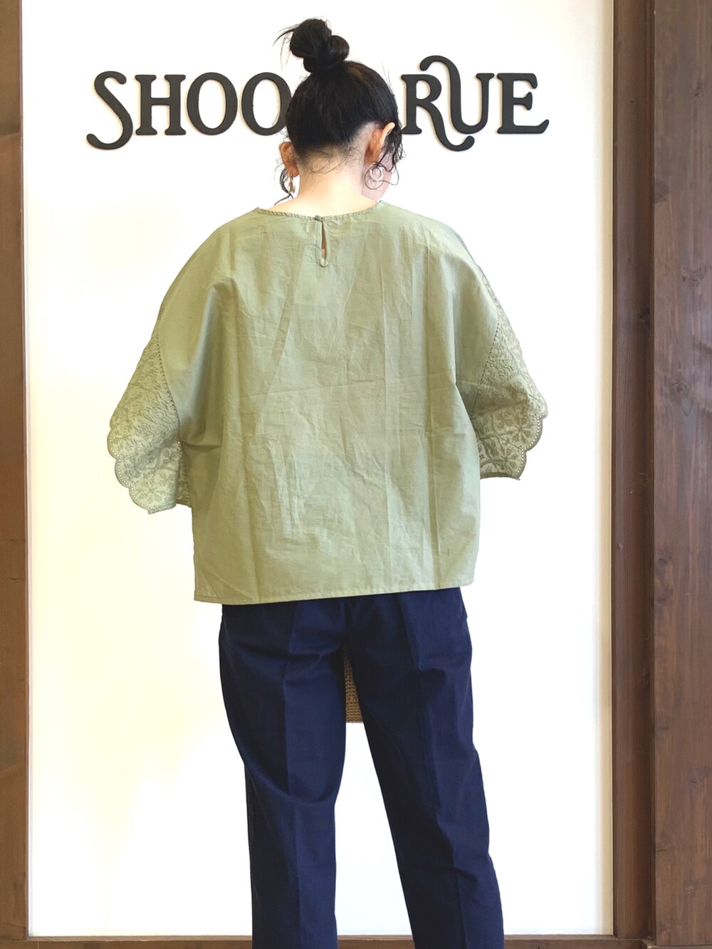 グリーン系のシャツ/ブラウス、ブルー系のその他パンツ、ベージュ系のサンダルを着用したレディースの春コーディネートの3枚目の写真