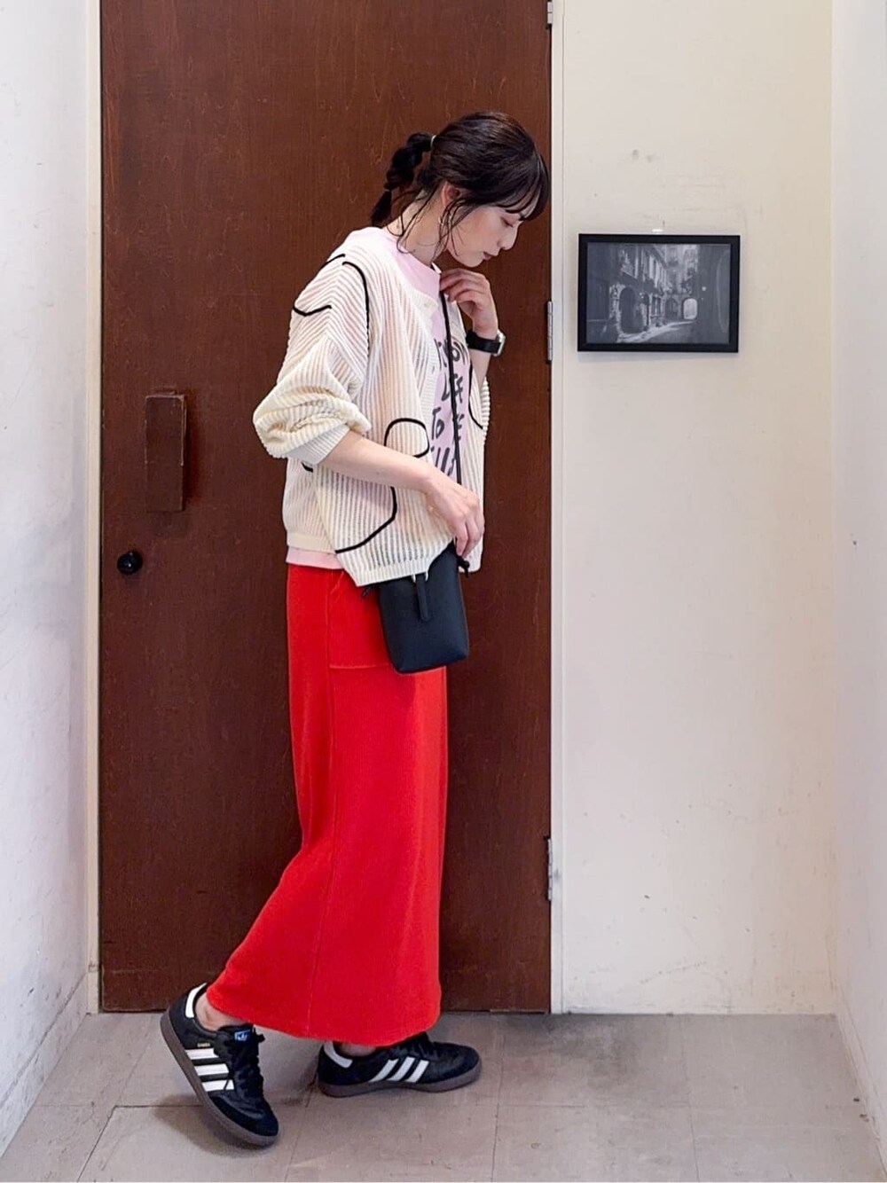 ホワイト系のカーディガン/ボレロ、ピンク系のTシャツ/カットソー、オレンジ系のスカートを着用したレディースの春コーディネートの3枚目の写真