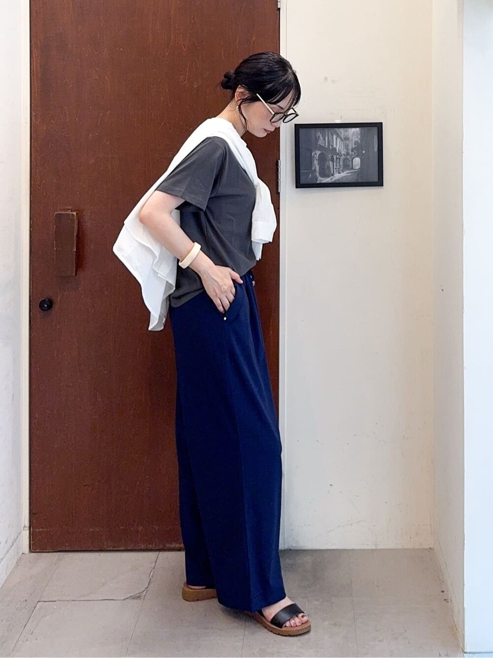 ホワイト系のシャツ/ブラウス、グレー系のTシャツ/カットソー、ブルー系のその他パンツを着用したレディースの夏コーディネートの4枚目の写真