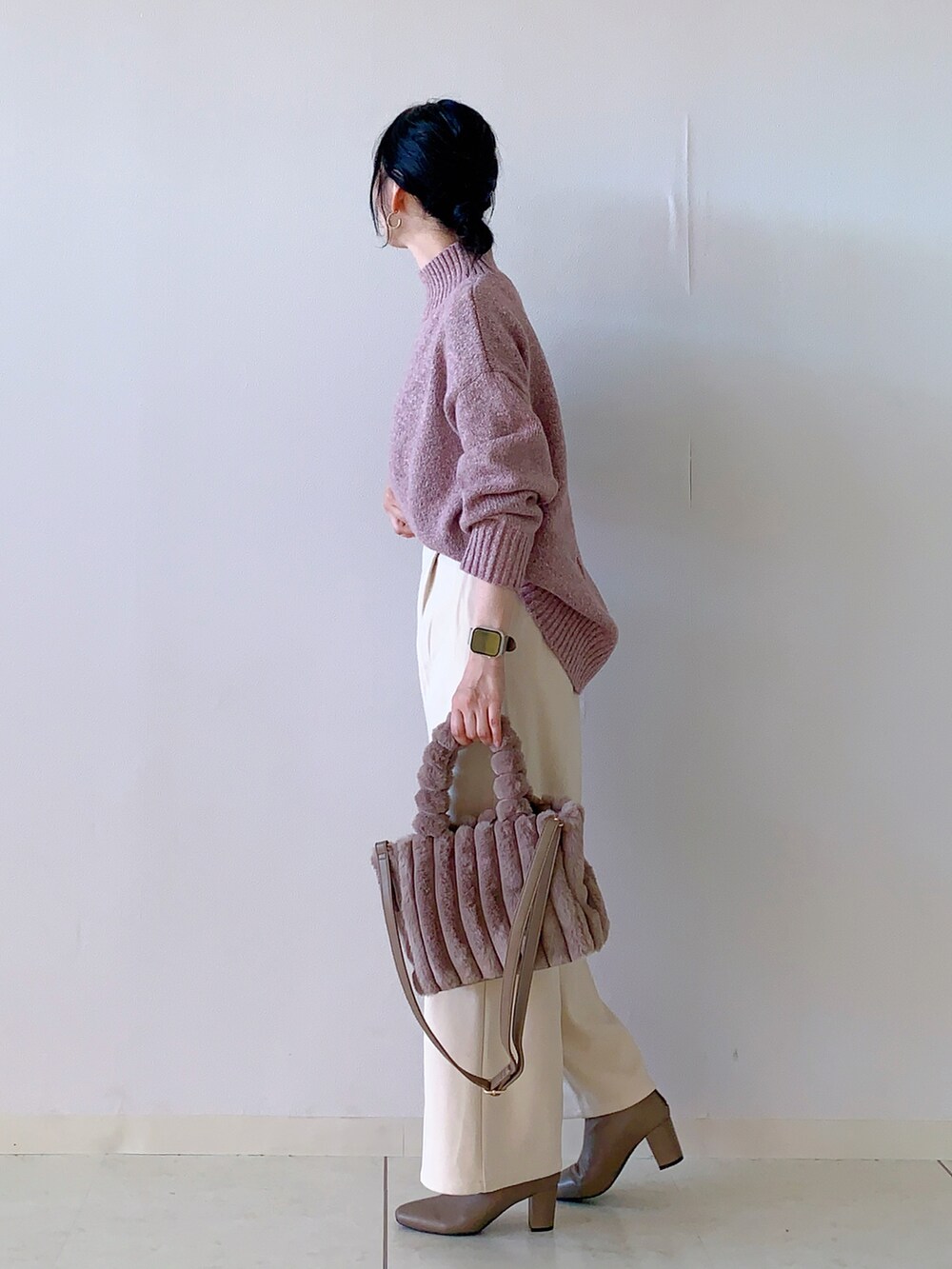 ピンク系のニット/セーター、ベージュ系のその他パンツ、ベージュ系のブーツを着用したレディースの秋コーディネートの2枚目の写真