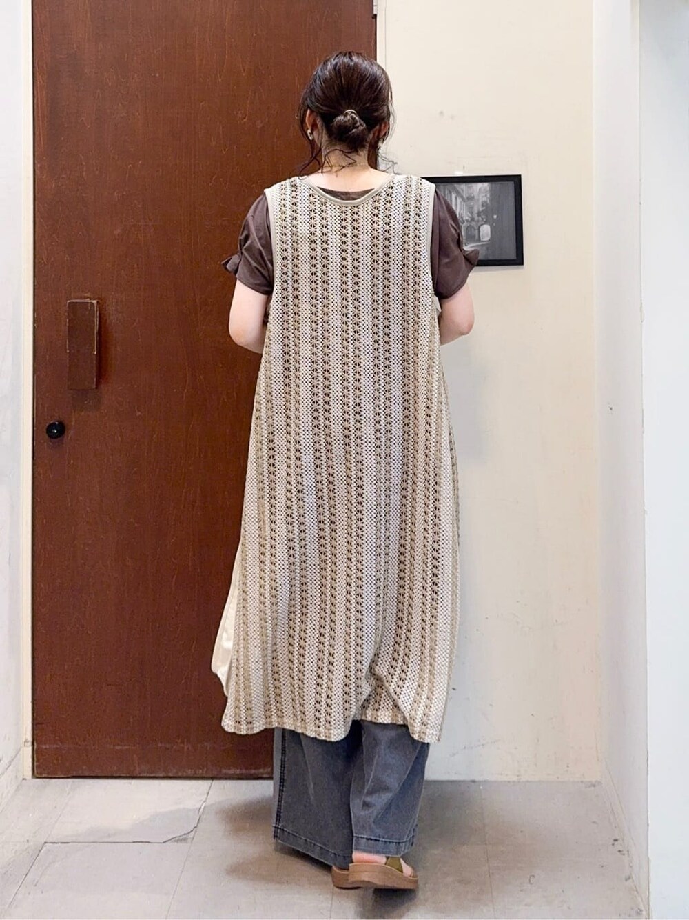 ベージュ系のベスト、ブラウン系のTシャツ/カットソー、ブラック系のデニムパンツを着用したレディースの夏コーディネートの5枚目の写真
