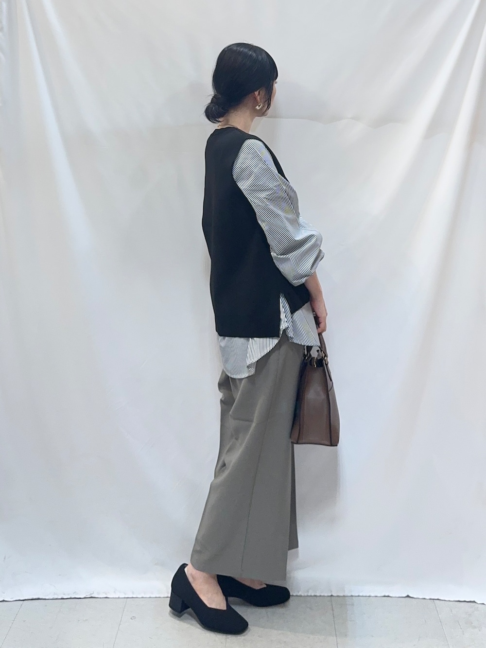 ベージュ系のその他パンツ、ブラック系のパンプス、ブラウン系のトートバッグを着用したレディースの秋コーディネートの2枚目の写真