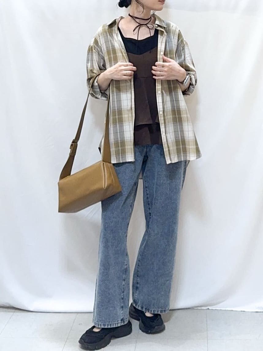 ベージュ系のシャツ/ブラウス、ブラウン系のタンクトップ、ブラック系のTシャツ/カットソーを着用したレディースの秋コーディネートの8枚目の写真