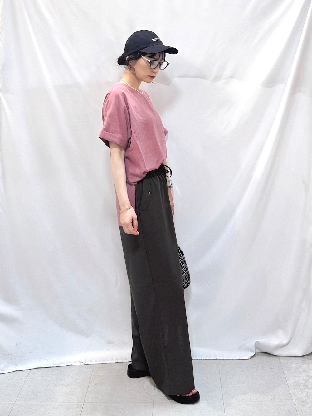 ピンク系のシャツ/ブラウス、ブラウン系のその他パンツ、ブラック系のサンダルを着用したレディースの夏コーディネートの7枚目の写真