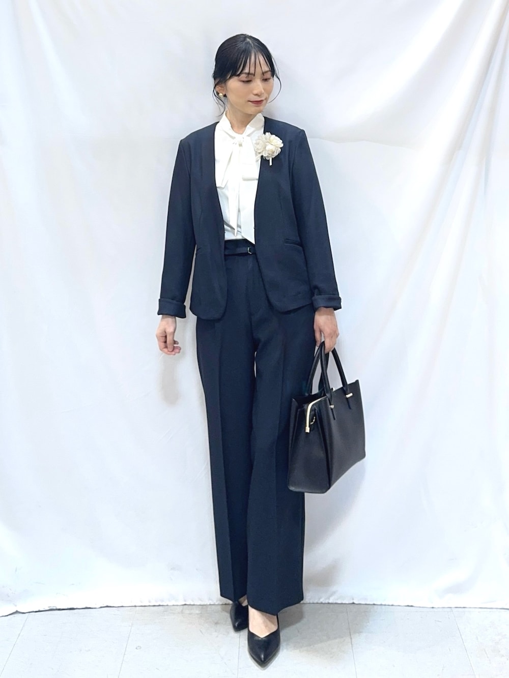 ブルー系のノーカラージャケット、ホワイト系のシャツ/ブラウス、ブルー系のその他パンツを着用したレディースの春コーディネートの2枚目の写真