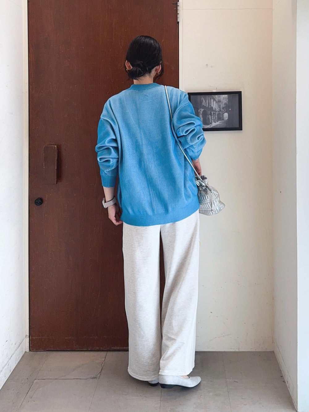 ブルー系のカーディガン/ボレロ、グレー系のTシャツ/カットソー、グレー系のその他パンツを着用したレディースの春コーディネートの3枚目の写真