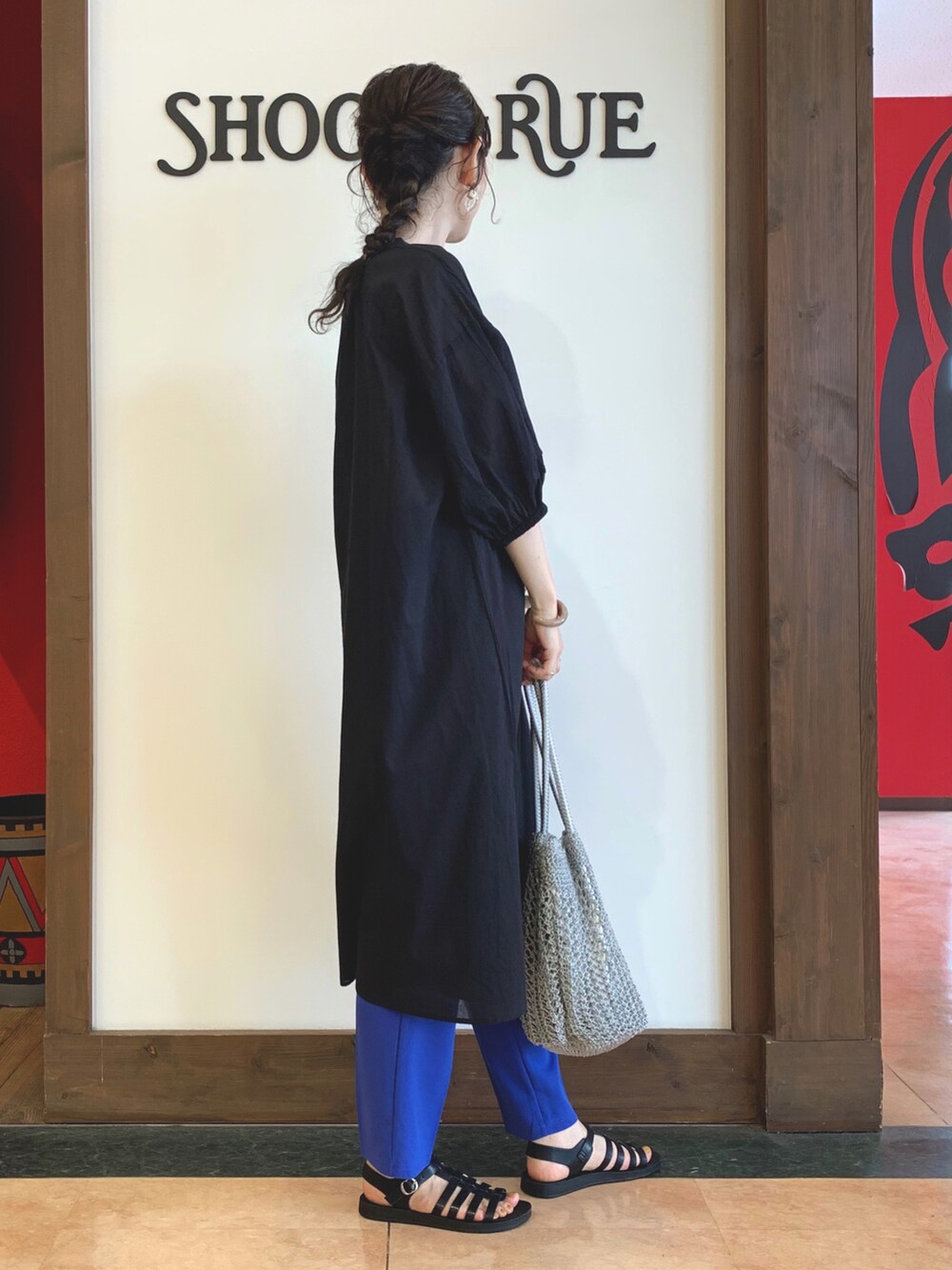 ブラック系のワンピース、ブルー系のその他パンツ、グレー系のトートバッグを着用したレディースの夏コーディネートの2枚目の写真