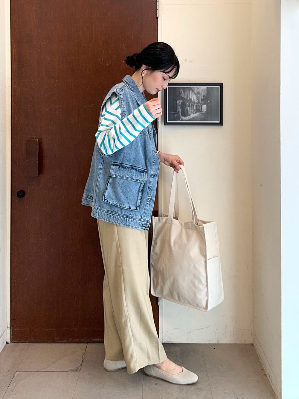 ブルー系のベスト、ブルー系のTシャツ/カットソー、ベージュ系のその他パンツを着用したレディースの冬コーディネートの2枚目の写真