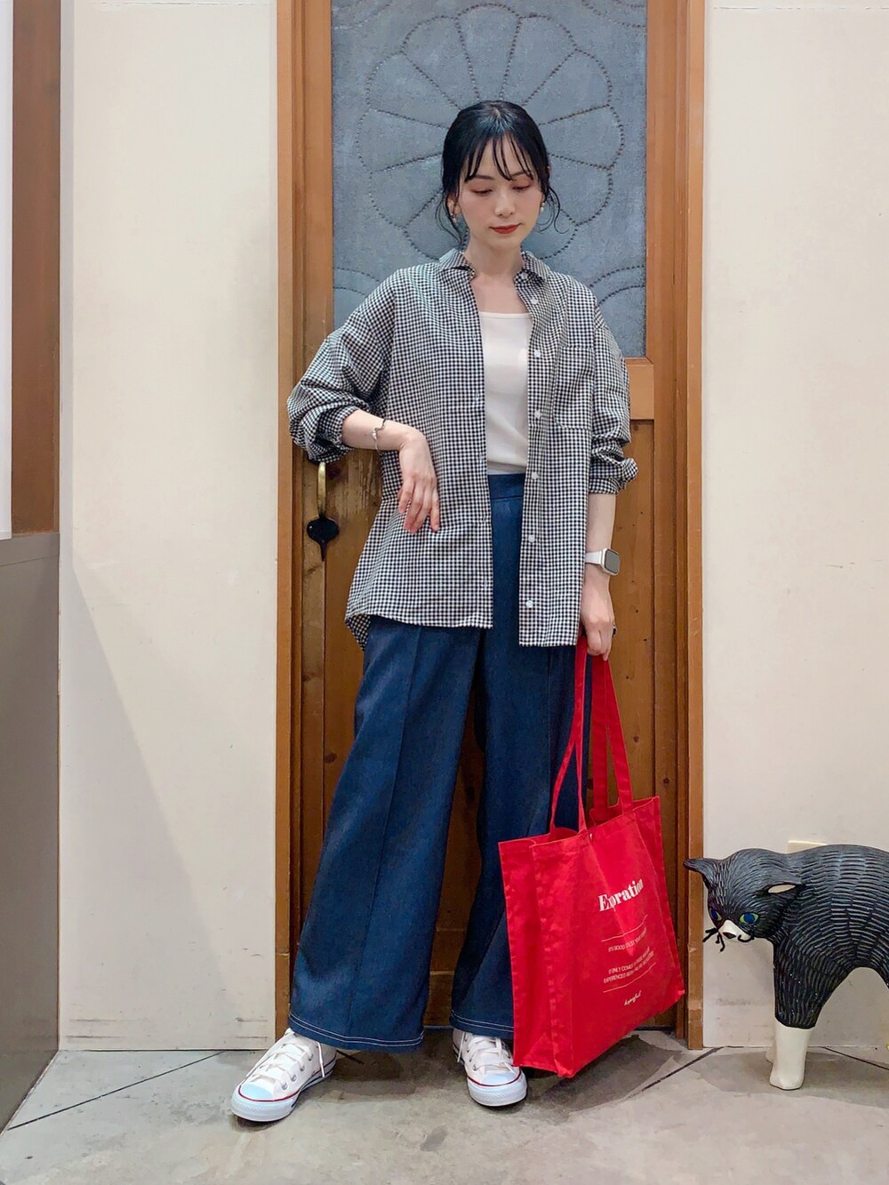 ブラック系のシャツ/ブラウス、ホワイト系のタンクトップ、ブルー系のその他パンツを着用したレディースの春コーディネートの4枚目の写真